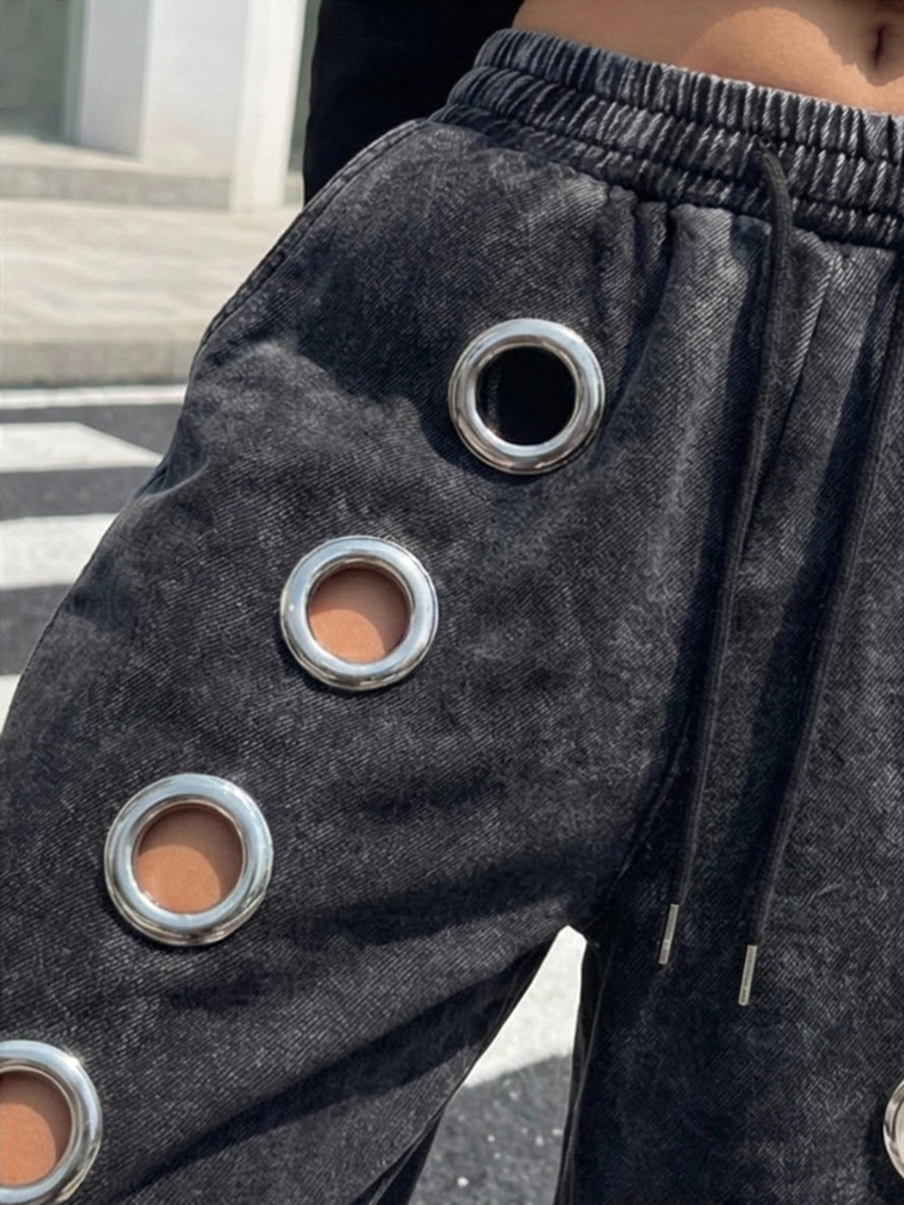 자수 장식이 있는 세련된 스트레이트 팬츠; 루즈핏 스트레이트 팬츠.