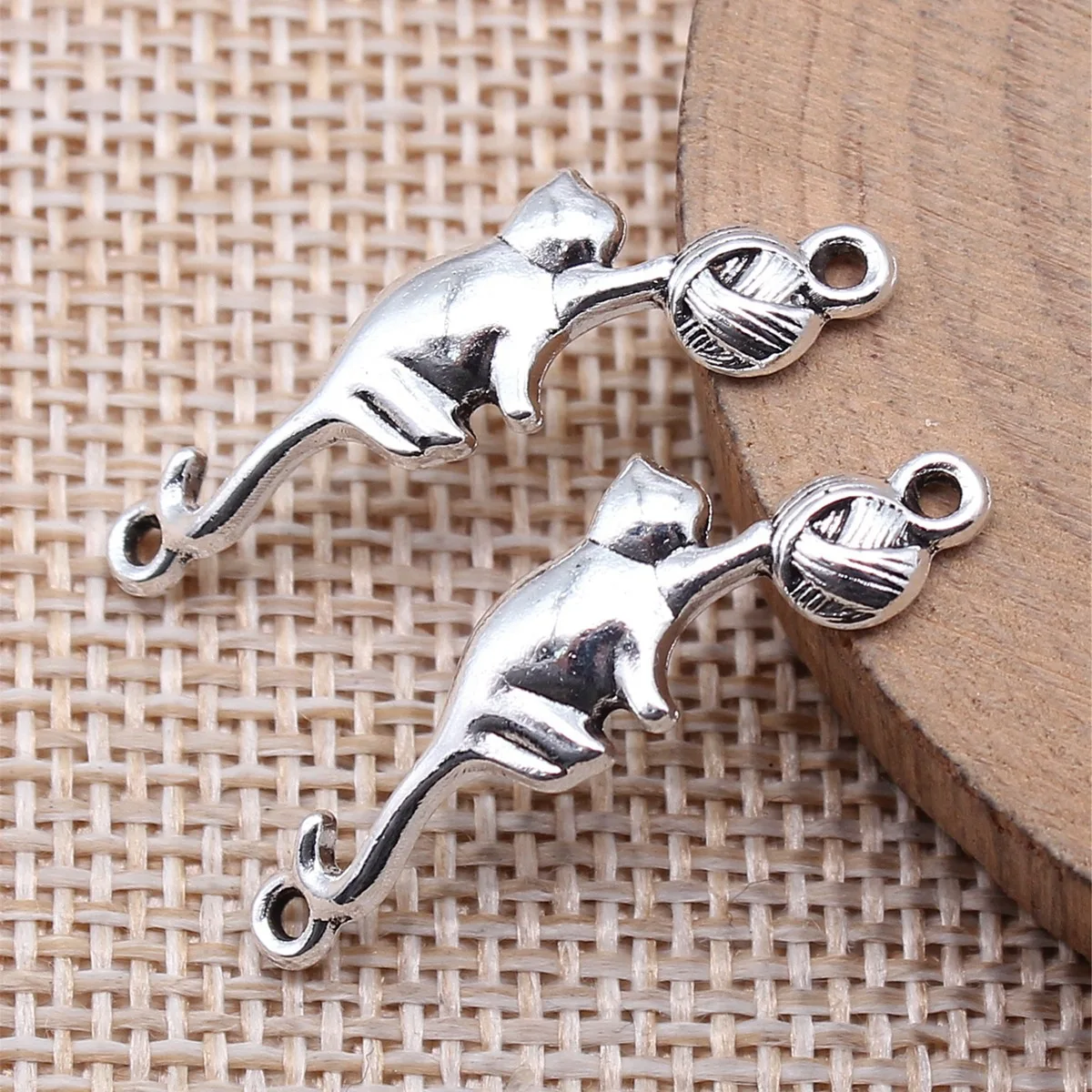 WYSIWYG 20pcs 30x9mm Antique Silver Color Cat Playing With Yarn Ball Connector Pendant For DIY Jewelry Making Jewelry Findings
