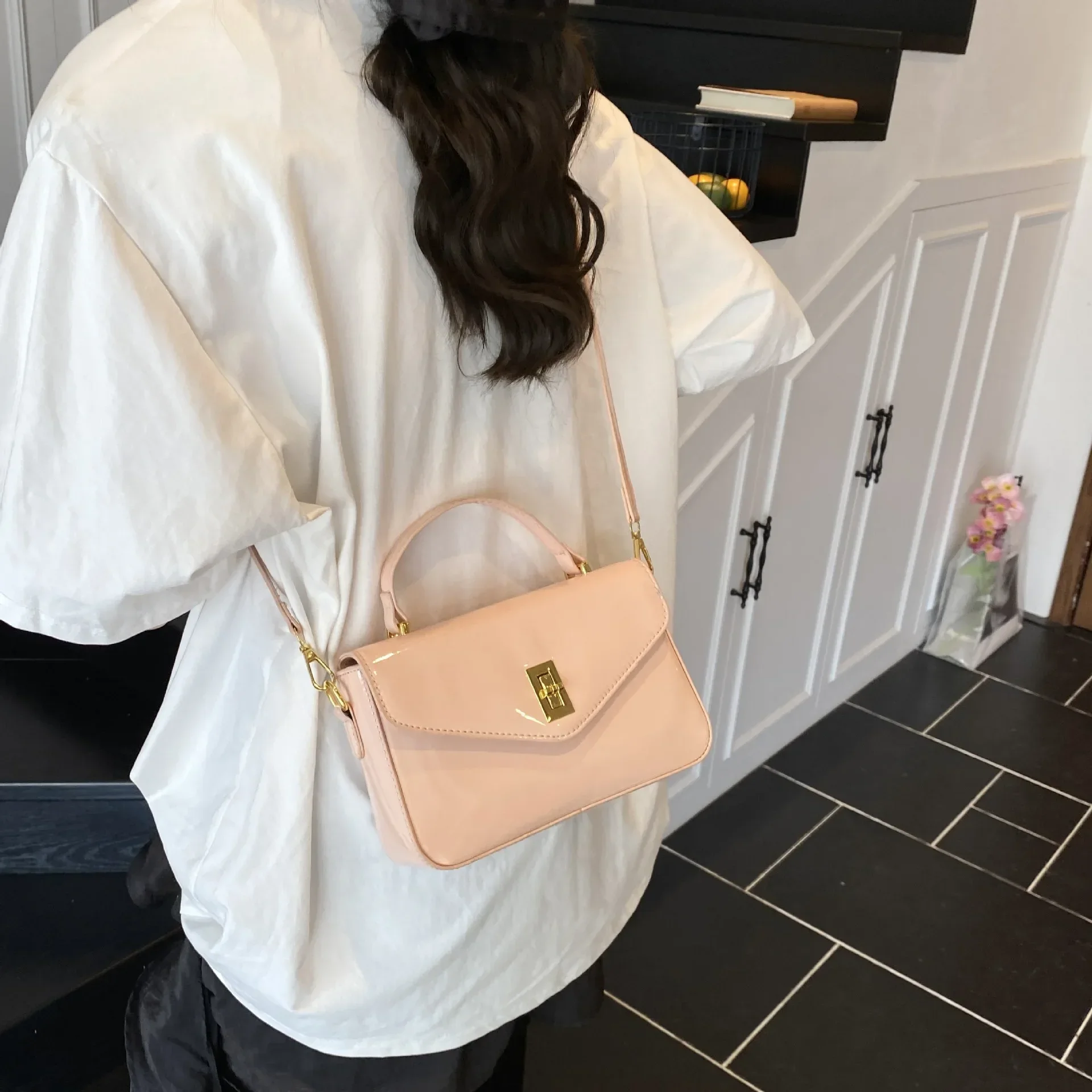 حقائب نسائية بتصميم متخصص حقائب يد نسائية كبار حقائب نسائية موضة حقائب كتف متعددة الاستخدامات حقائب كروس نسائية