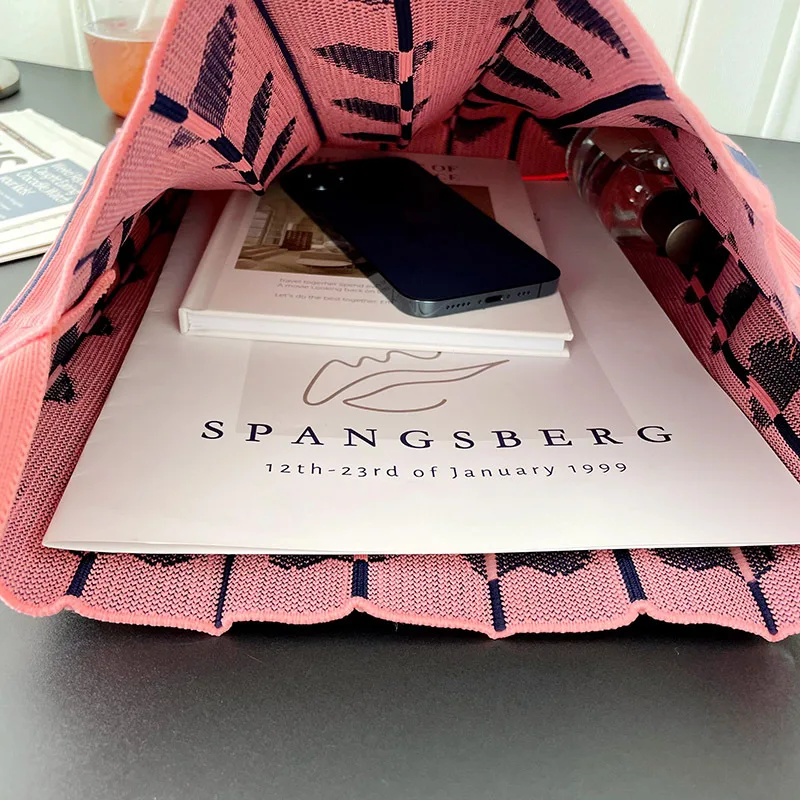 Borsa a tracolla pieghevole con motivo a cuore in stile coreano estivo in maglia intrecciata a mano regalo di san valentino nero rosa morbido Tote Casual all'ingrosso