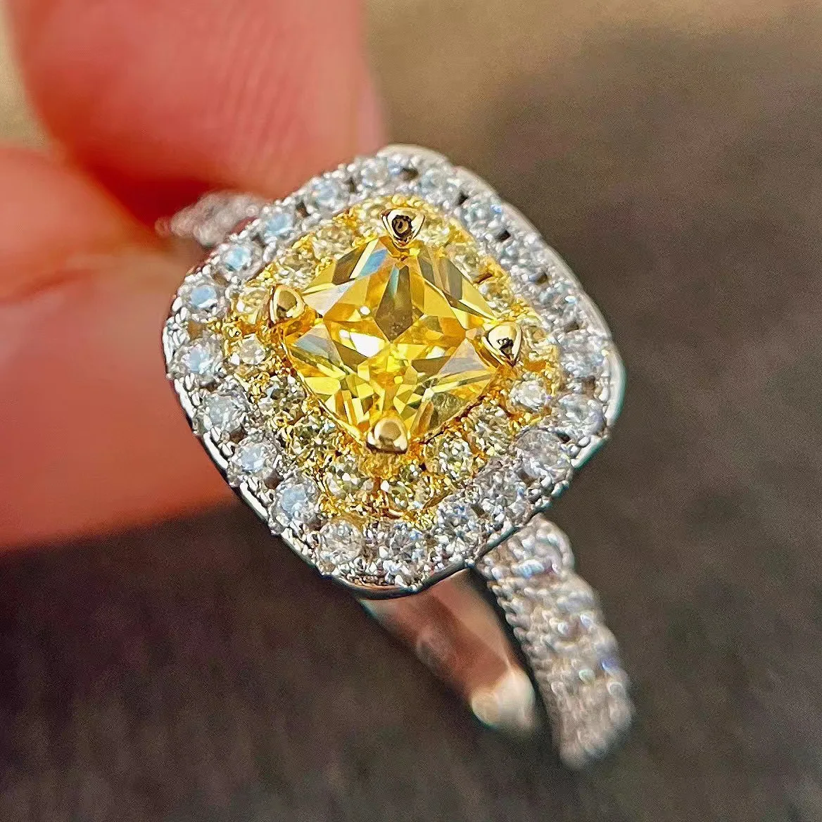 

New retro high-quality artificial imitation yellow diamond square ring
