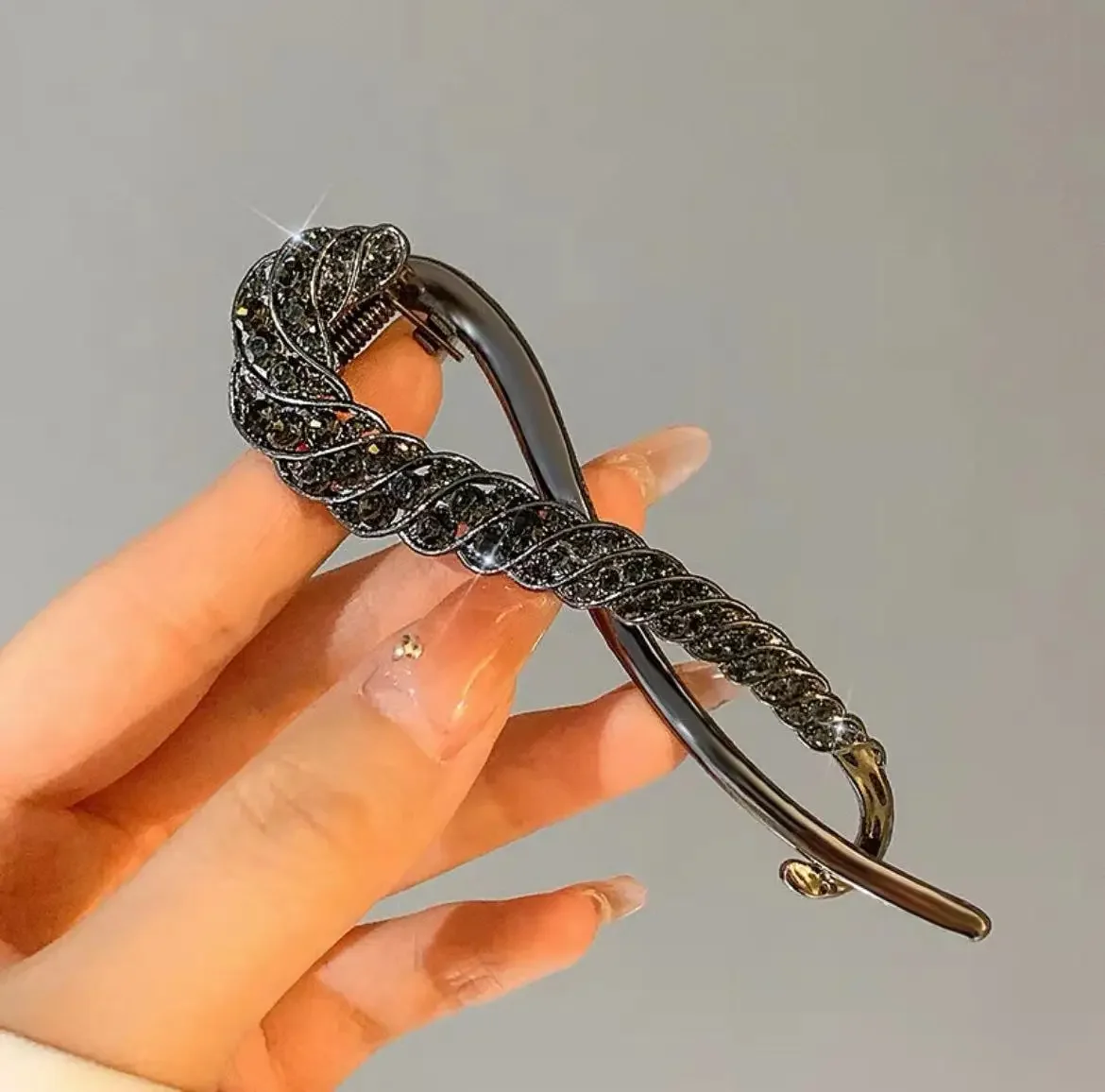 Wykwintna figura Osiem Rhinestone Twist Spinka do włosów Eleganckie błyszczące akcesoria do włosów Luksusowa spinka do włosów Biżuteria modowa dla