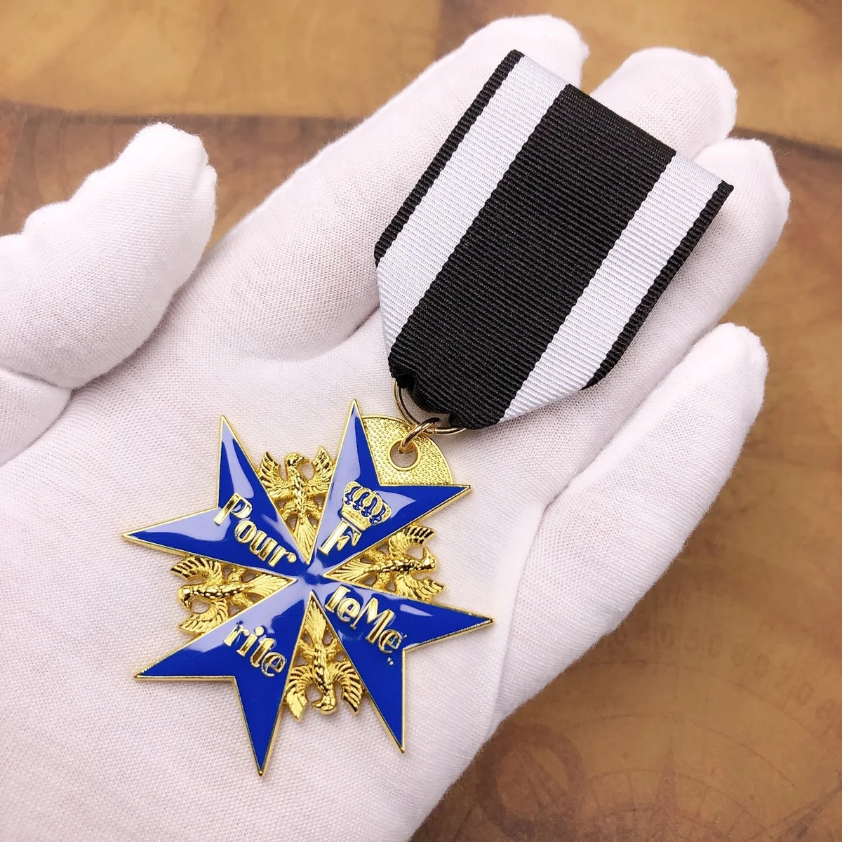Creative Prussian Blue Max Medal Marx Cross Brooch Soviet Patriotic Medal Badge Pendant Unique retro style commemorative medal