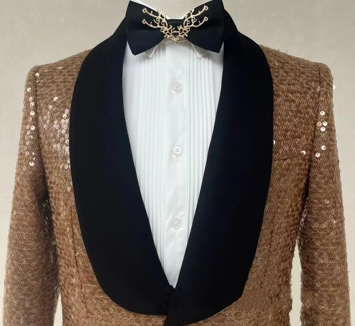 Custom Latest Design Fashion Shiny gold Wedding For Suits Men Formal sequins Blazer Party performance costume Black velvet lapel