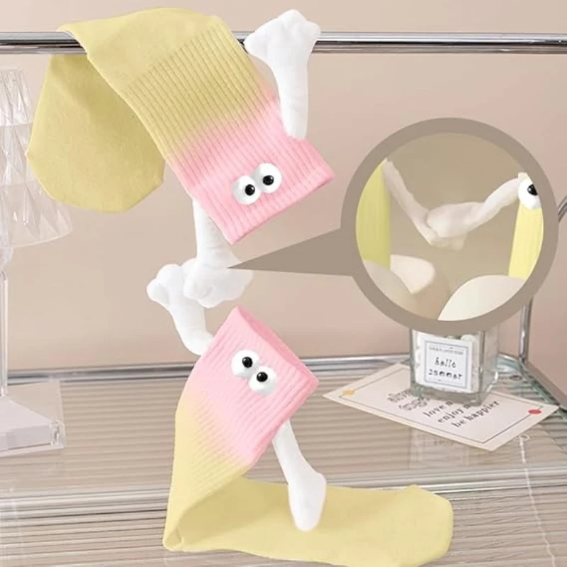 عقد الأيدي الجوارب المغناطيسية متعة اللون الكرتون جورب للنساء الرجال مجنون الجدة هدايا عيد الحب للأزواج الذكرى صديق