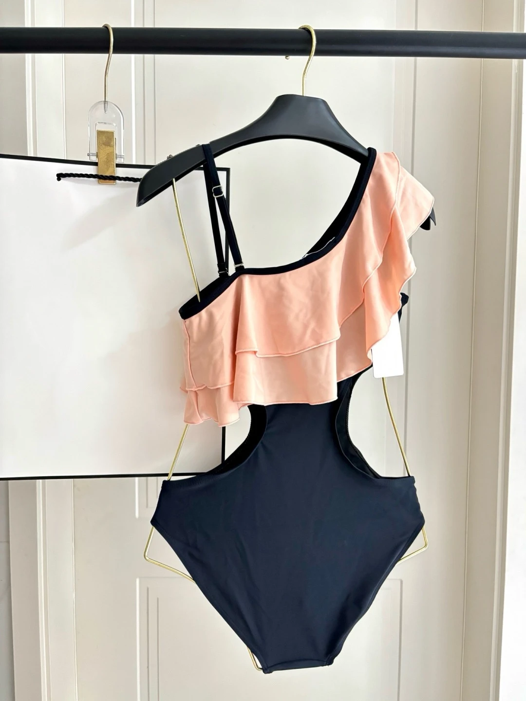 Maillot de bain asymétrique à blocs de couleurs qui flattere la silhouette
