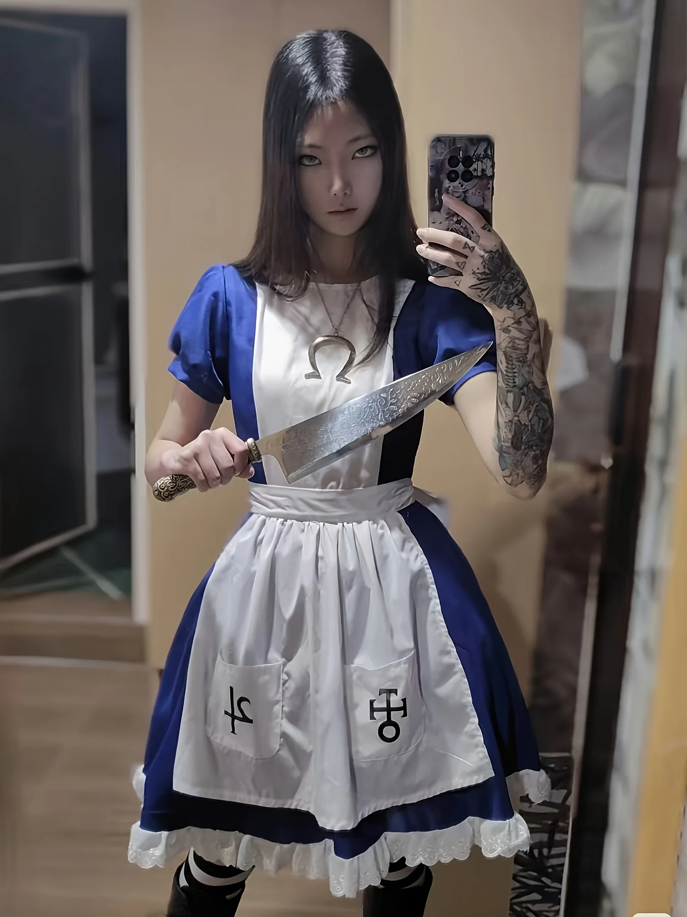 Alice a fait un retour fou avec son terrificateur robe de caractère bleu et blanc, parfaite pour les Halloween et les spectacles sur scène