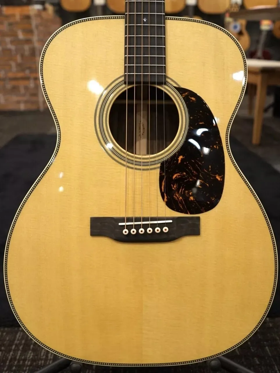 

000 28 Standard acoustic guitar