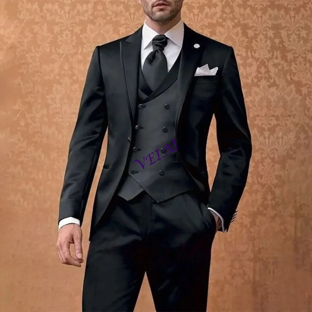 

Мужские черные костюмы для свадьбы, комплект из 3 предметов: пиджак, жилет, брюки. Облегающий крой, заостренные лацкани. Индивидуальный пошив для жениха.