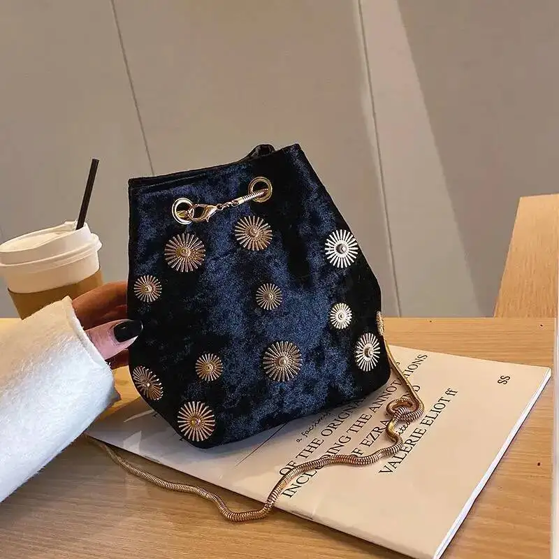 Haruku Retro Metal Applique Shoulder Bags Women Veet Large Capacity Crossbody Ladies Chain Design Bucket Bag 2025