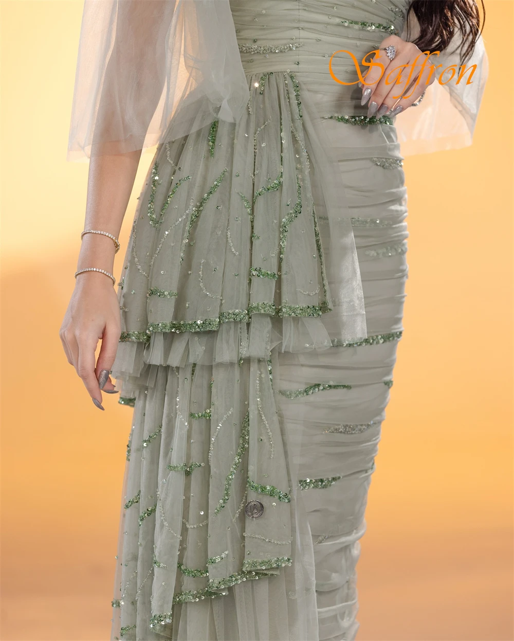 Elegancka suknia wieczorowa z dekoltem w serek na zamówienie i wykwintne suknie na specjalne okazje z organzy oraz delikatne sukienki imprezowe z rękawami 3/4.