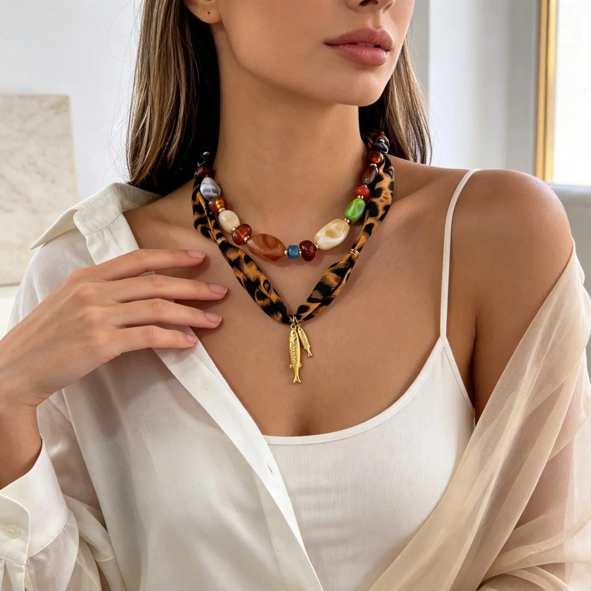 Leopardenmuster-Schalband-Halskette mit Acrylperlen und Edelstahl-Fischanhänger für Damen, Maillard Unregelmäßiger Perlen-Choker-Schmuck – Detail 11