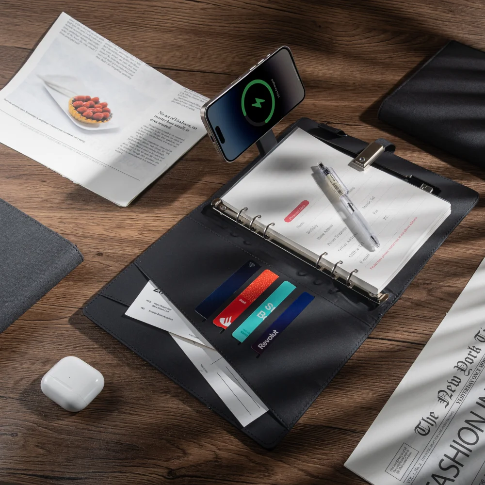 دفتر ملاحظات A5 مزود بنك طاقة، شحن لاسلكي، كابل شحن، محرك أقراص USB، حامل هاتف مغناطيسي متعدد الوظائف للمكتب