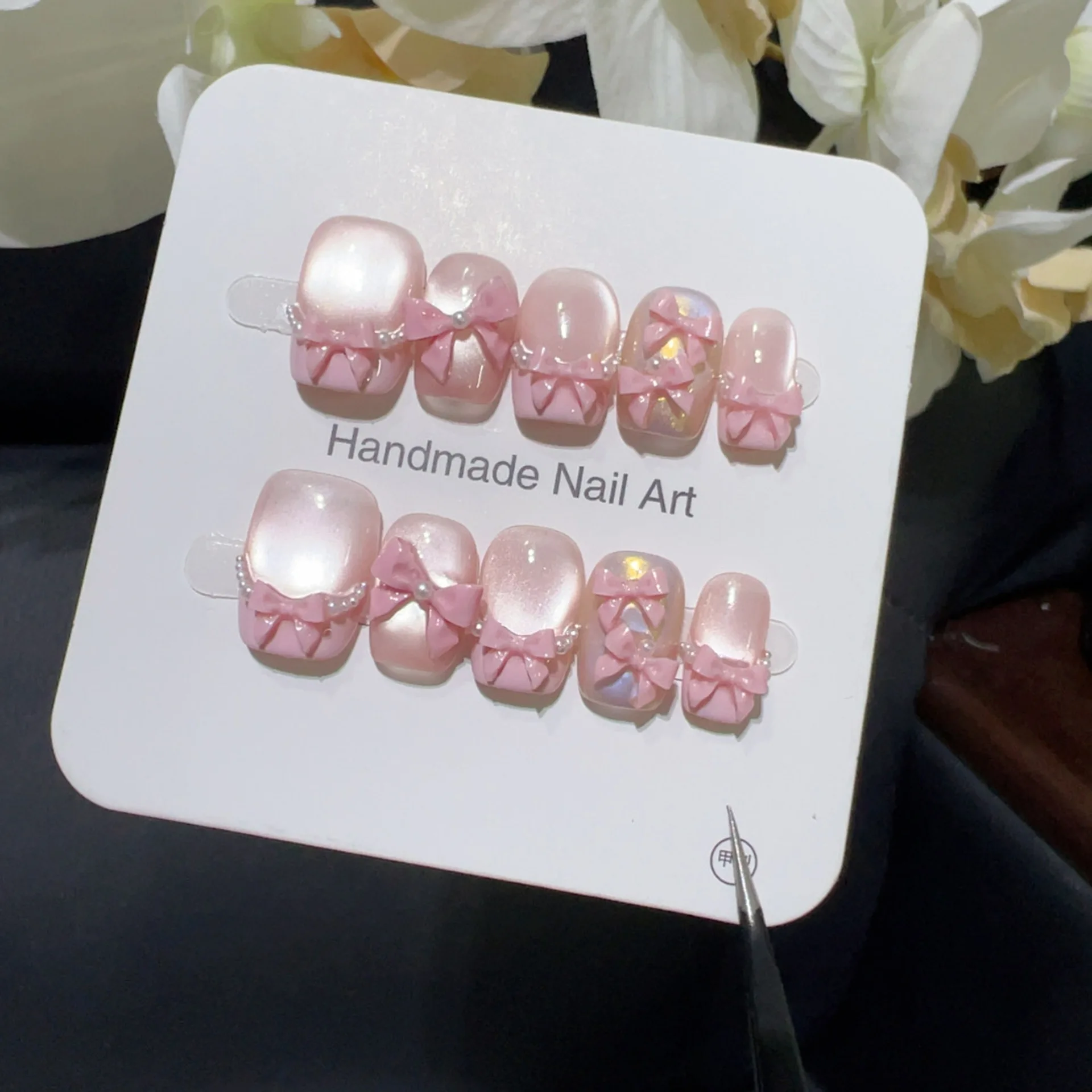 10 szt. Ręcznie Robione Paznokcie Naklejane Różowe Kocie Oko 3D Kokardka z Perłami Pełne Pokrycie Paznokci dla Kobiet i Dziewcząt Zdejmowane Paznokcie do Noszenia