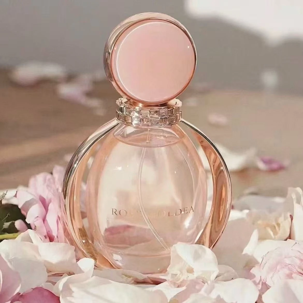 ローズウッドとムスクの香りが暖かく洗練された香りを添える、ラグジュアリーな90MLブランド香水スプレー。通勤やデートに最適です。