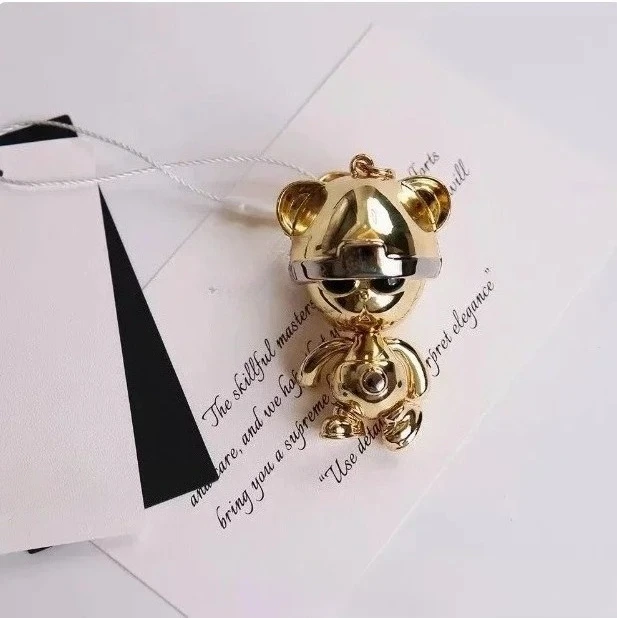 Il nuovo ciondolo commemorativo retrò con orso fresco può spostare il ciondolo attraente portachiavi con mano e piede di orso premium in oro