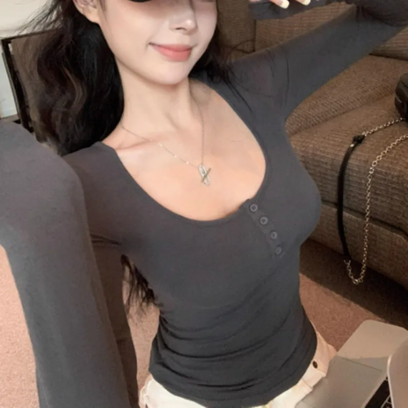 T-shirt décontracté à manches longues, coupe ajustée, épaules dénudées, haute élasticité, design à boutons, base en tissu, vêtement d'automne