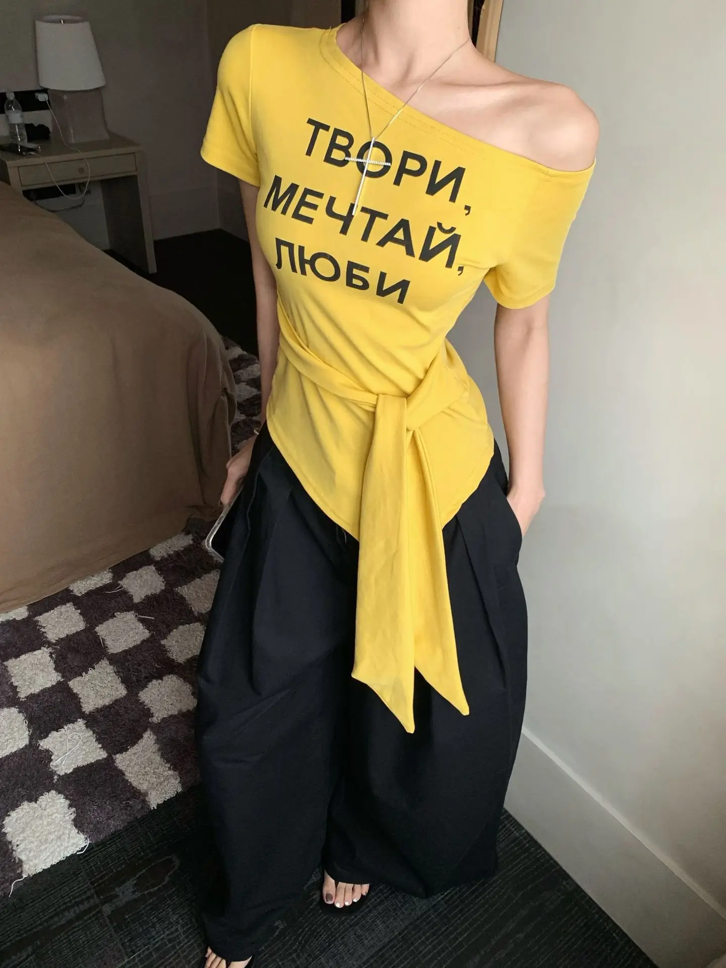 Damen Sommer T-Shirt mit Buchstaben-Print, One-Shoulder, Kurzarm, Slim-Fit Top, Mädchen Kurzes Studenten-Basisshirt, Lässiges T-Shirt für Frauen – Detail 20