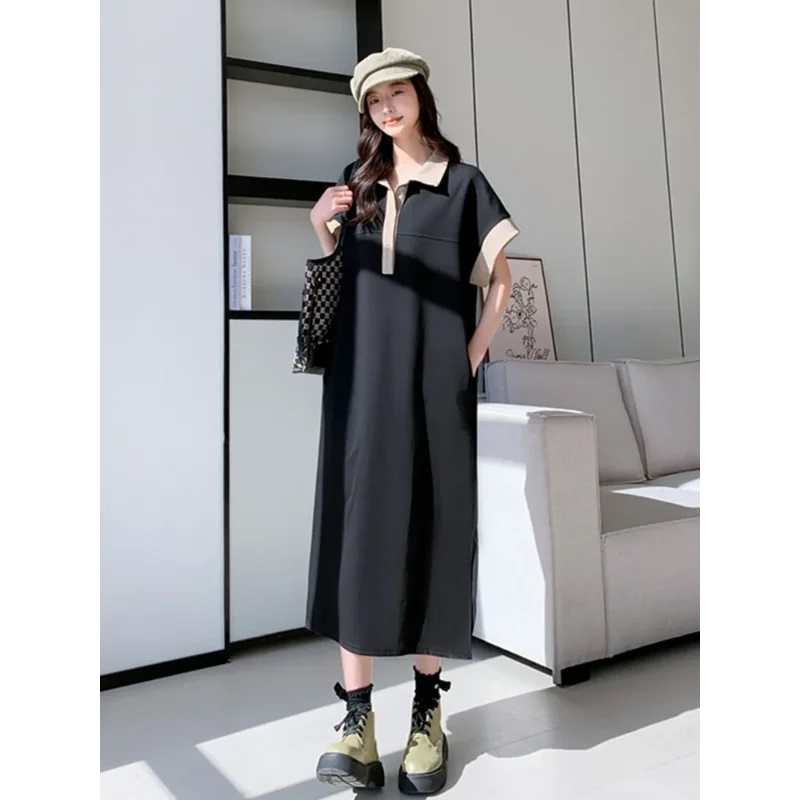 Sukienka T-shirt z kołnierzykiem POLO, łączone kolory, długość za kolano, luźny krój, wyszczuplająca.