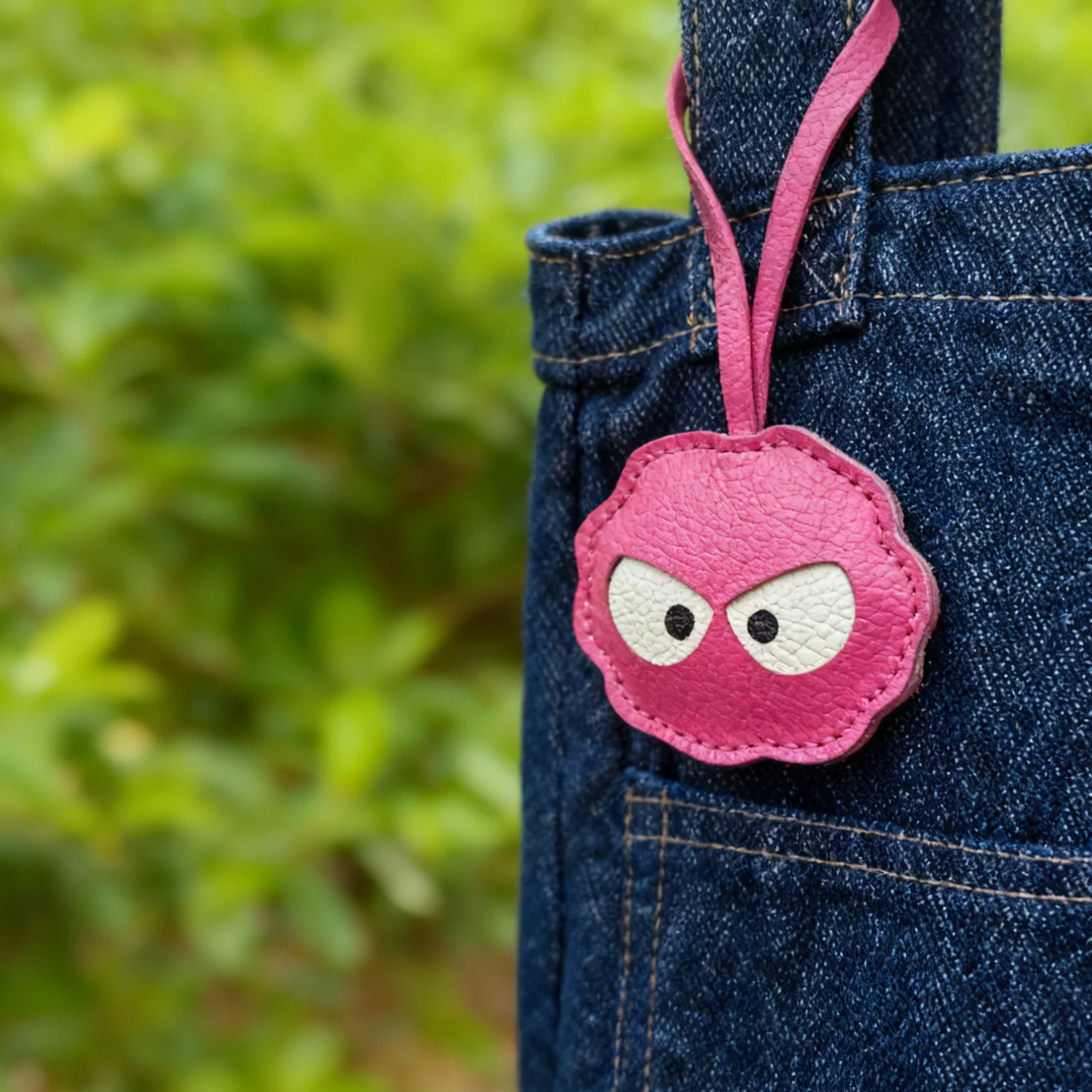 حقيبة كبيرة مصنوعة يدويًا من الجلد الطبيعي ذات عيون كبيرة وحقيبة ظهر ذات ملمس عالي الجودة وإكسسوارات صغيرة لتزيين سلسلة مفاتيح السيارة