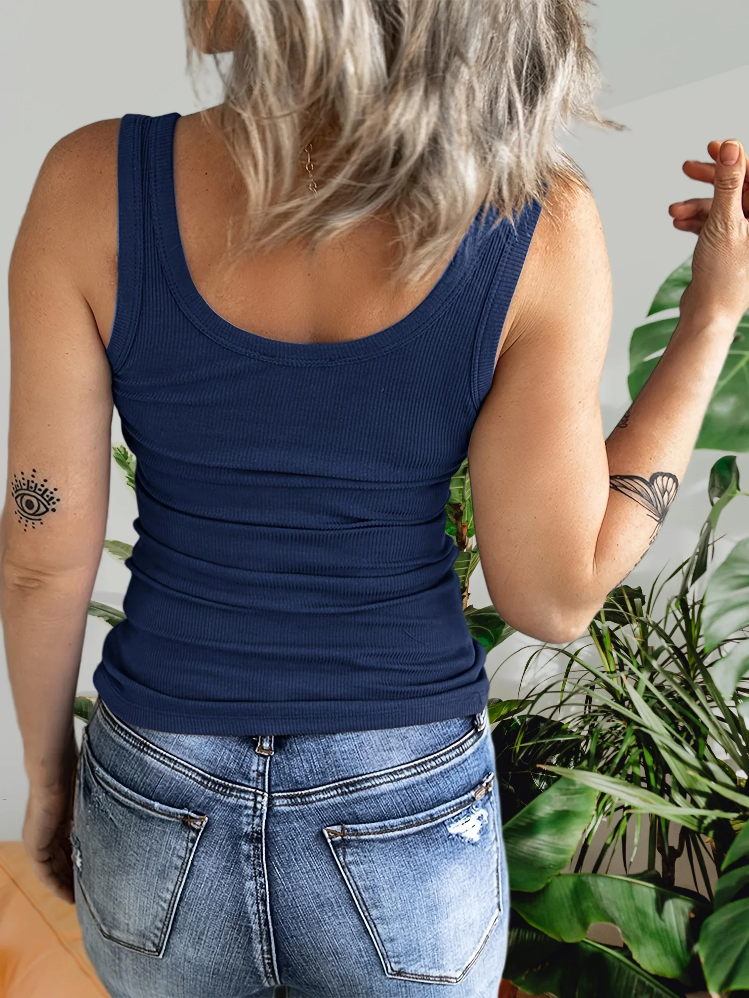 Damski prążkowany top typu henley - letnia bluzka bez rękawów z okrągłym dekoltem, dopasowany krój, codzienna koszulka na ramiączkach