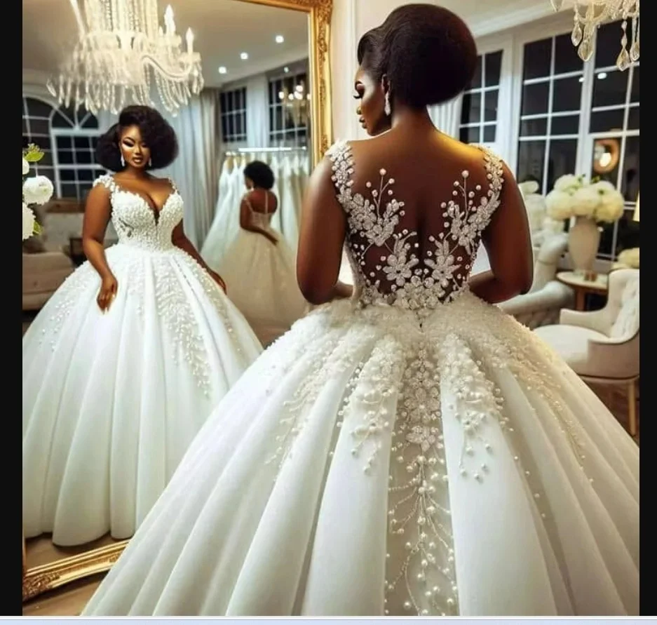 Suknia ślubna księżniczki z przezroczystym dekoltem, błyszczącymi aplikacjami, perłami, iluzorycznym tyłem i stylizacją country, suknia ślubna.