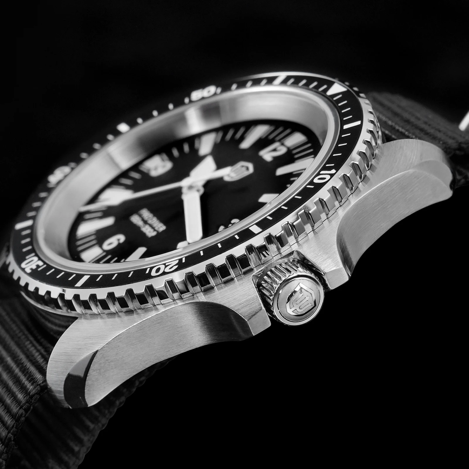 Watchdives WD1980 V3 クォーツ時計 100 メートル防水 BGW9 発光 