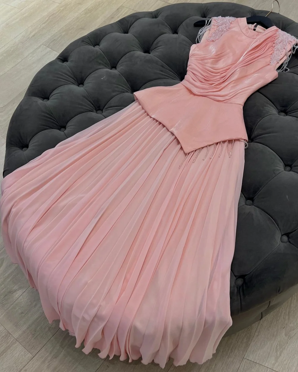 Vestidos largos personalizados de estilo moderno, moda de gasa con cuentas, plisados, rectos, con cuello redondo, vestidos para ocasiones a medida, clásicos a juego