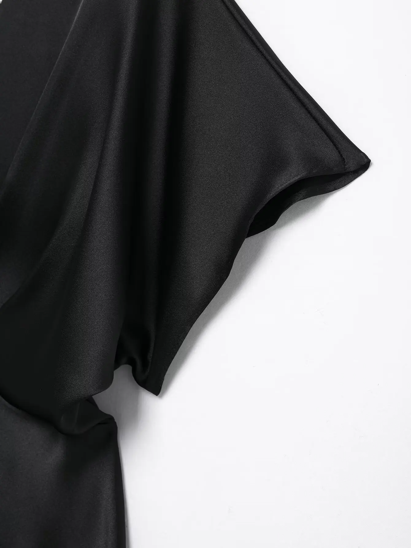   Abito lungo da donna in raso nero a maniche corte con scollo a V profondo e busto plissettato, design elegante per occasioni speciali