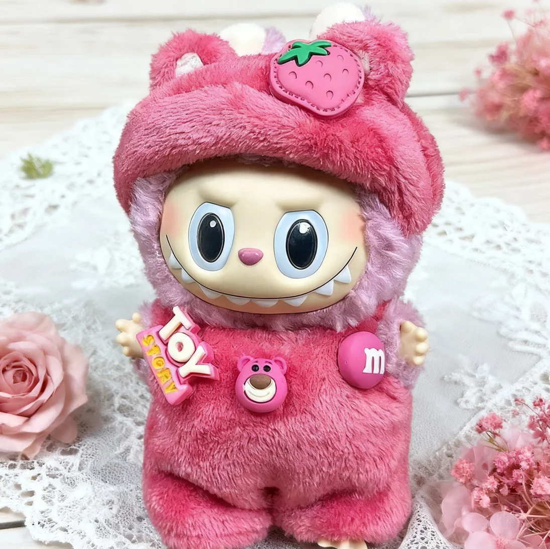 

Только одежда для куклы Labubu, одежда на молнии, лыжный комплект, спортивная вязаная шапка, лыжная доска, модный 17 см клубничный медведь