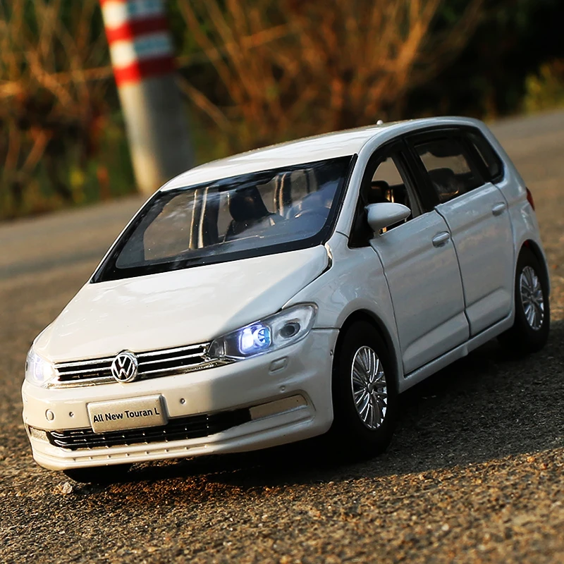 1/32 Volkswagens Touran MPV Alloy Car Model Diecast & Toy Vehicles Simulation Car Model Sound Light Collection Toy Gift