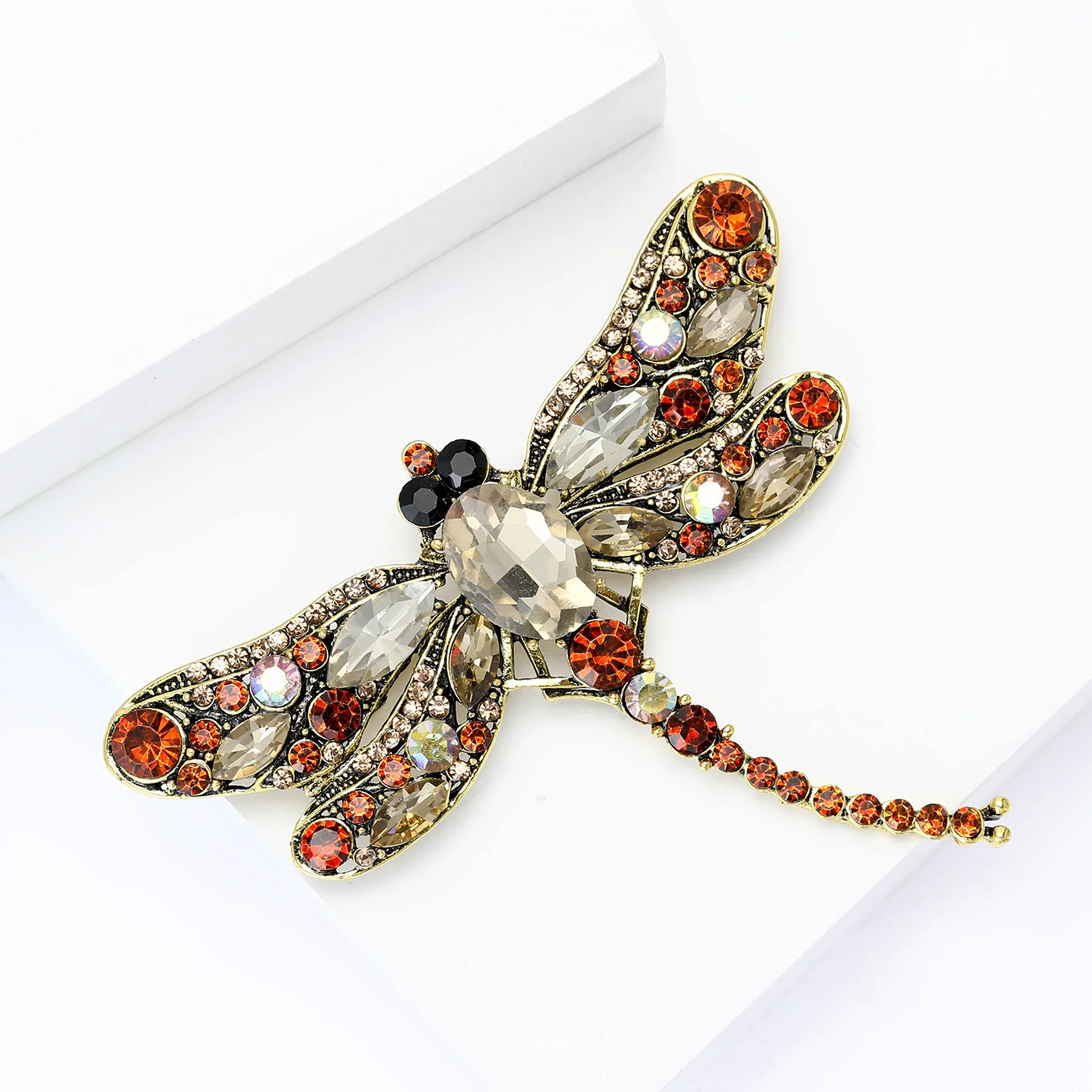 

Retro rhinestone dragonfly brooch, niche high-end women's clothing accessories, chest flower insect brooch