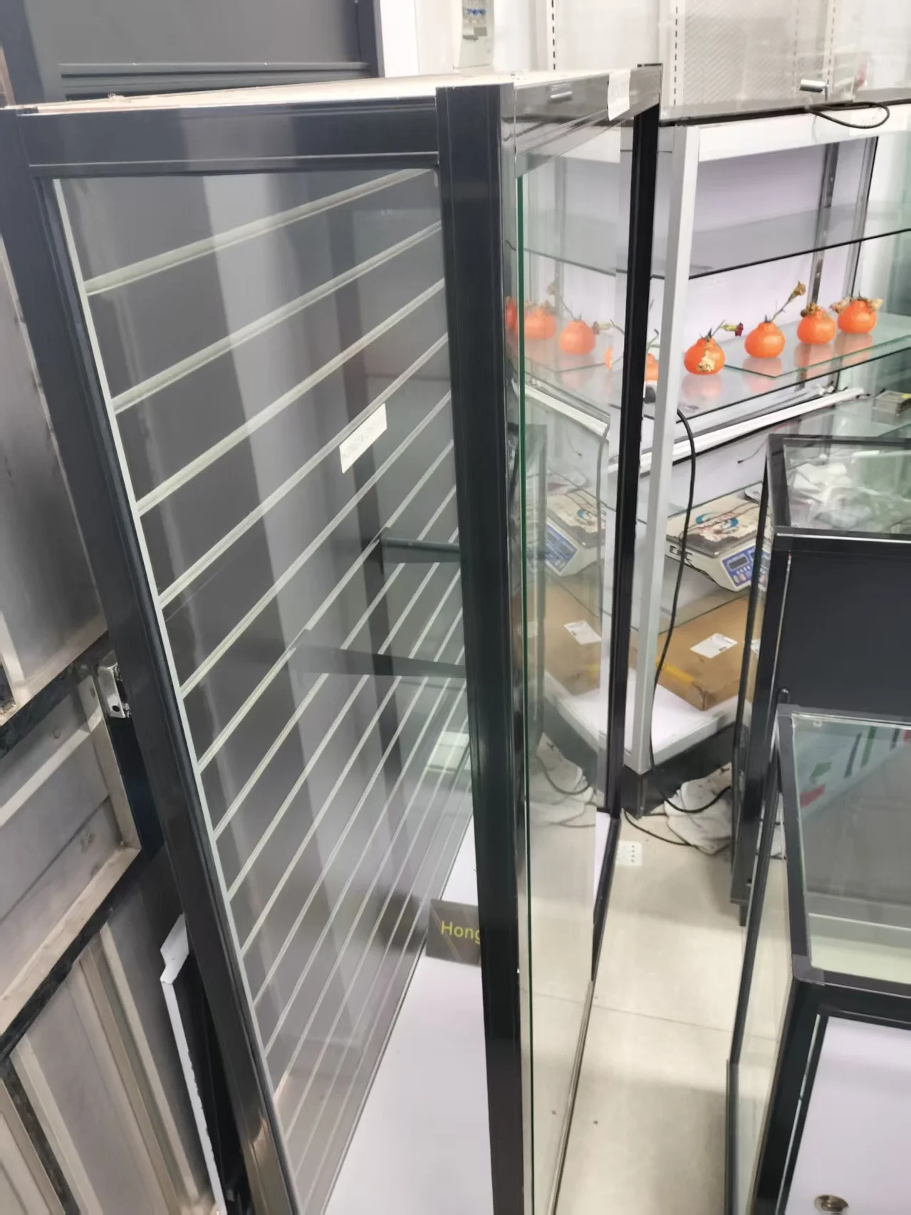 Armário alto de vidro temperado de alta qualidade, ripas de madeira, suporte de parede, vitrine de exibição de loja de fumaça, visão total