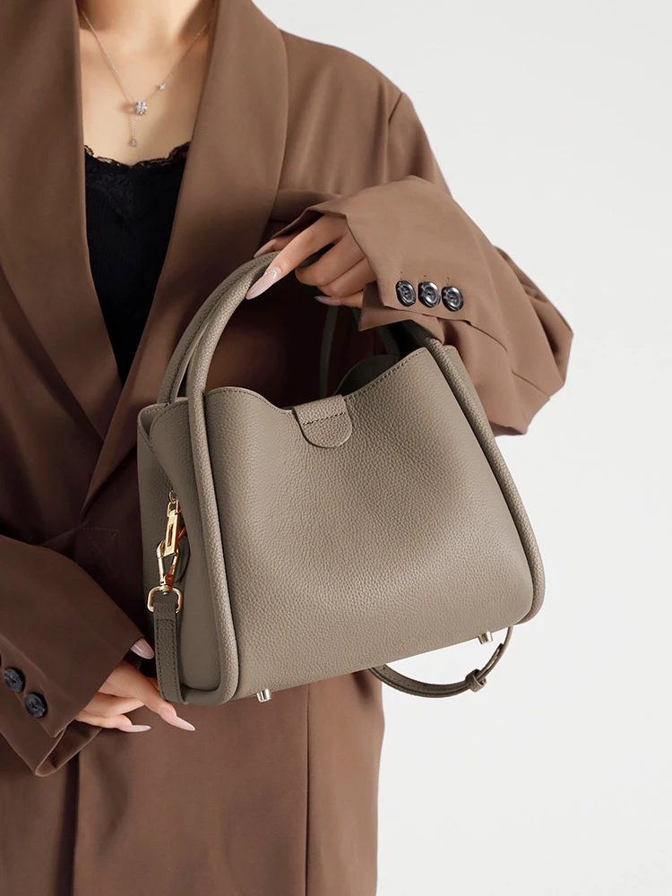 

Модная и универсальная сумка-ведро из мягкой воловьей кожи 2026 года. Новая популярная женская сумка, простая вместительная сумка через плечо для повседневного использования.