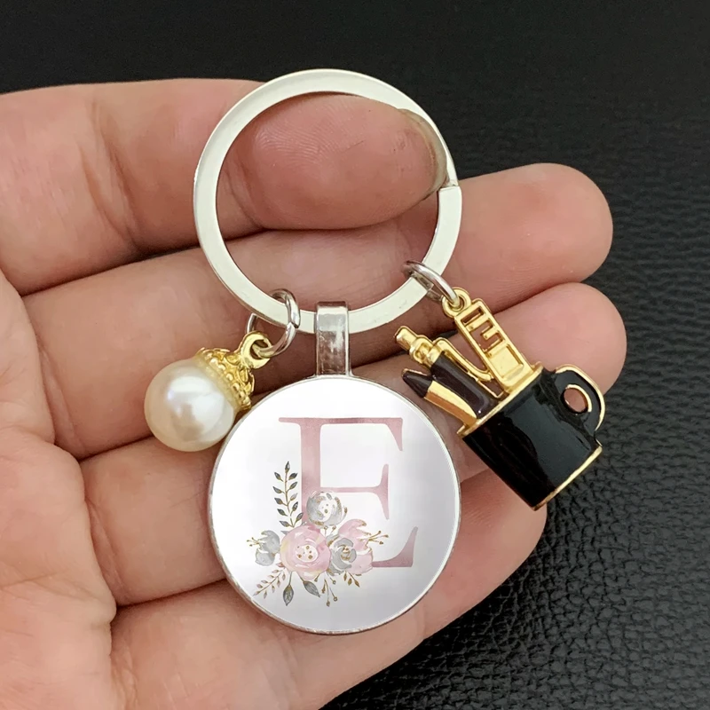 魅力的なエナメルホルダー,新しいジュエリーホルダー,誕生日プレゼント,シンプルなピンク,A-Z文字,ガラスカボション,パールキーホルダー