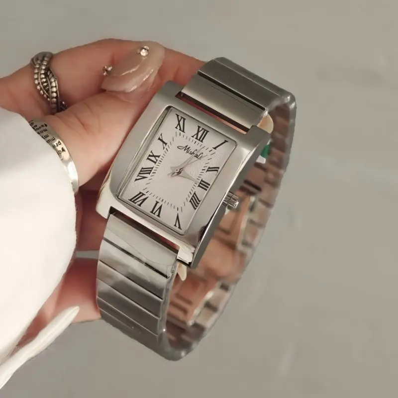 Nuevo reloj rectangular de lujo con un diseño sofisticado, minimalista y moderno, con un mostrador grande y correa de acero para mujer.