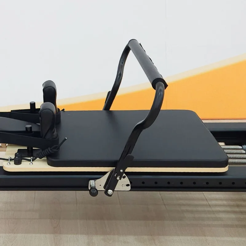 อุปกรณ์ฟิตเนสระดับไฮเอนด์ Black Pilates Reformer ใช้ในเชิงพาณิชย์อลูมิเนียมอัลลอยด์ Pilates Reformer Machine พร้อม Half Tower