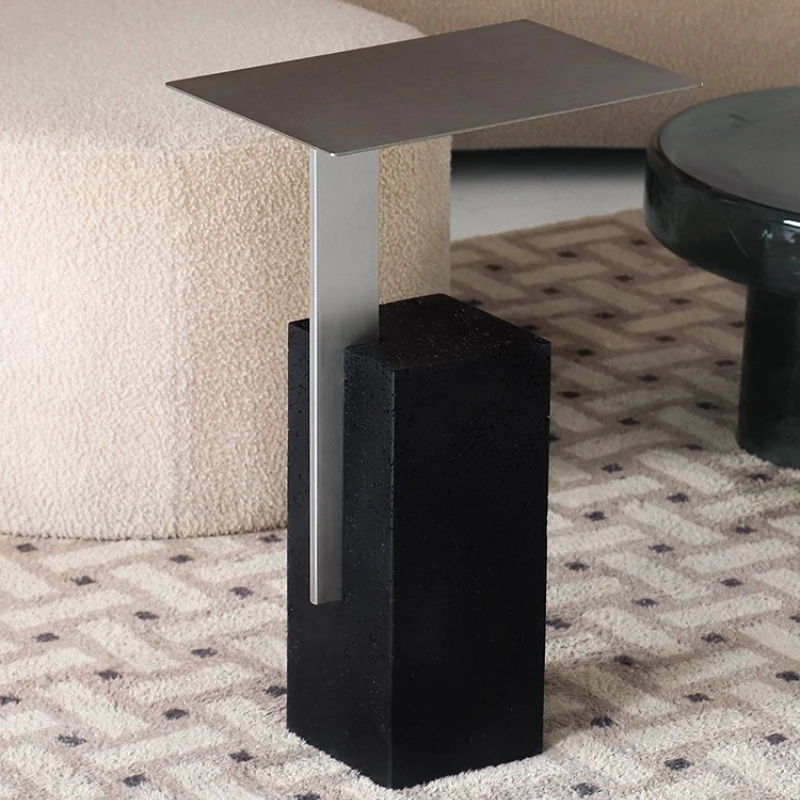 Tavolino stretto minimalista in pietra naturale con foro nero, tavolino da divano dal design retrò, tavolino da caffè di design per letto e colazione