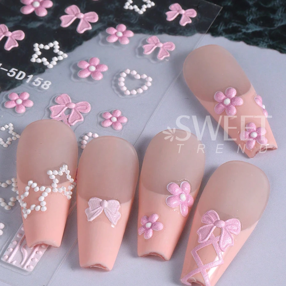 5D โบว์แกะสลักดอกไม้สติกเกอร์เล็บ 2pcs อะคริลิคนูนสีขาวหัวใจสีชมพู Star ดอกไม้ภาษาฝรั่งเศสคําเล็บเจลรูปลอก Slider