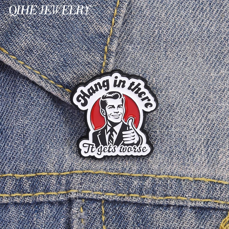Broche Hang In There,It Gets Worse, alfileres esmaltados para hombre, pulgares hacia arriba, lemas satiricos de Humor, broches, insignia de solapa, regalos de joyería para amigos