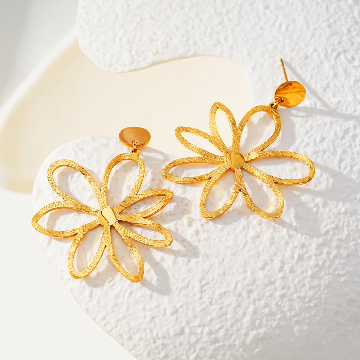 14k Gold Plated PVD Stainless Steel Hollow Flower Pattern Pendant Earrings Set for Fashionable Commute Wardrobe Essential