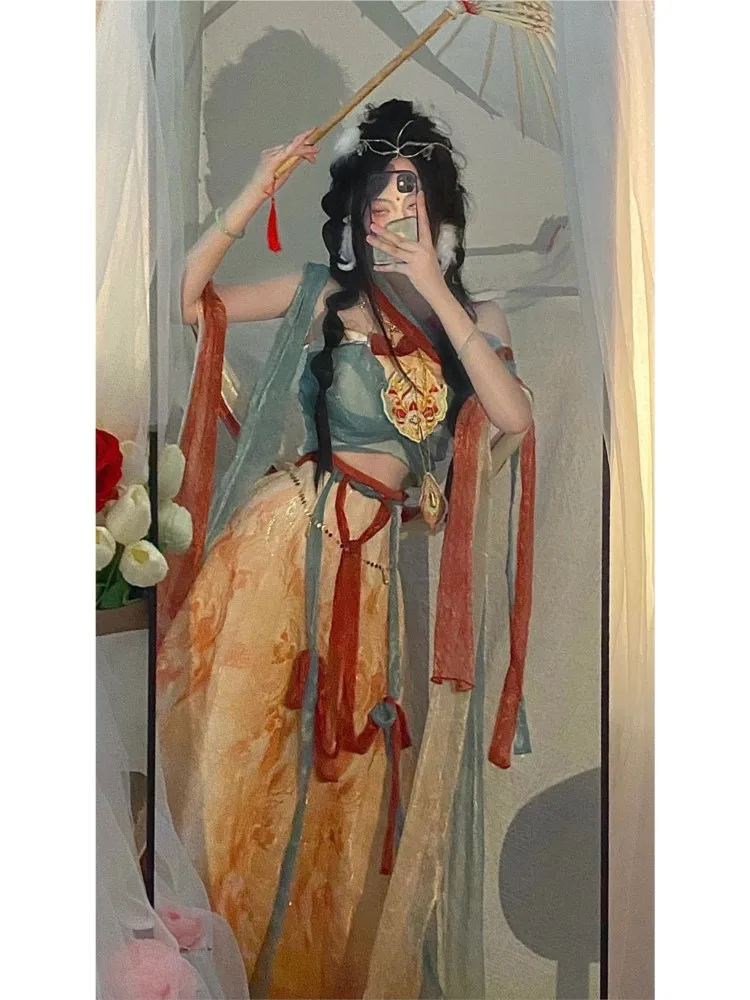 Dunhuang style exotique Western Regions Young Han robe brodée améliorée