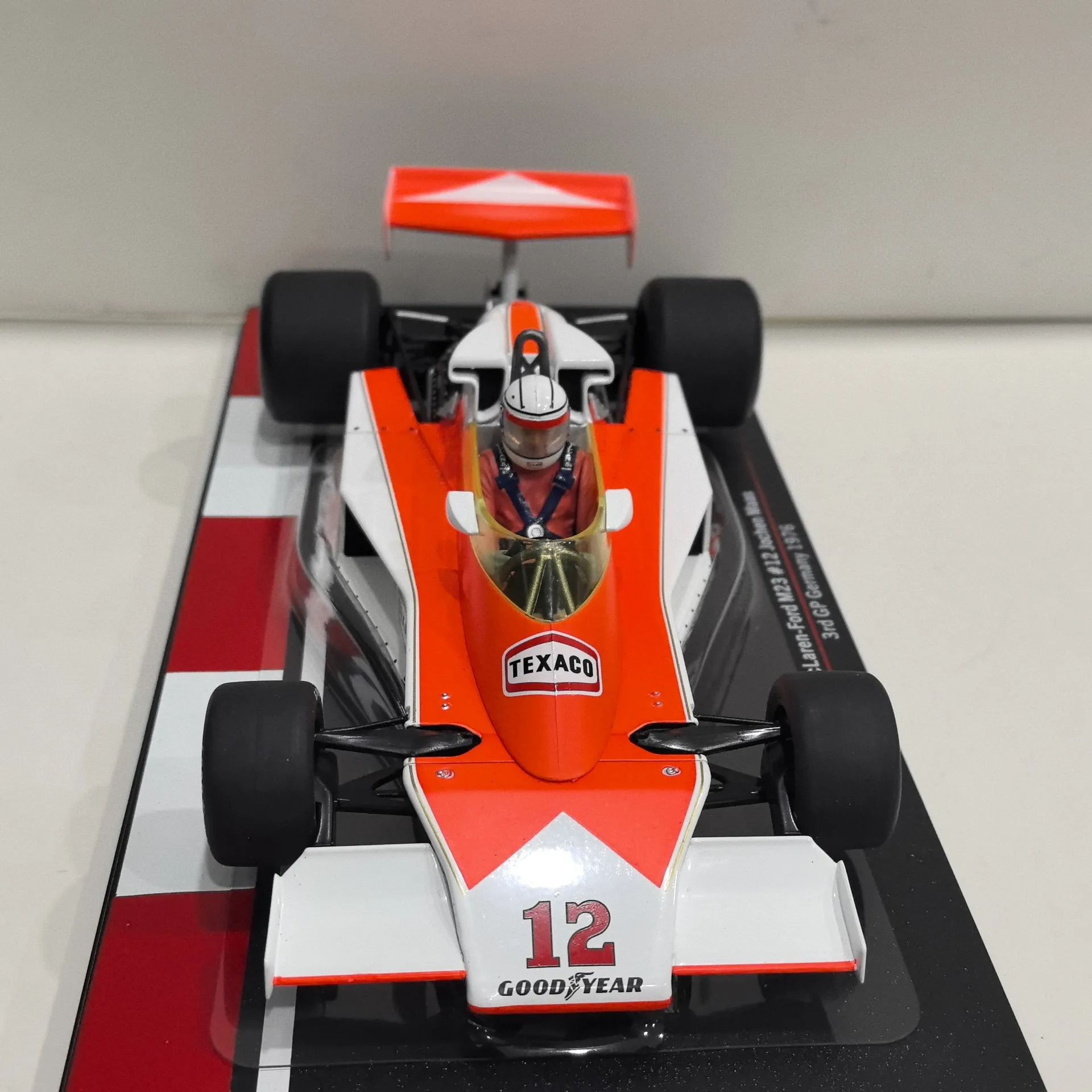 다이캐스트 MCG 1/18 Slcae 맥라렌 포드 M23 # 12 1976 F1 D3W5 맥라렌 포뮬러 자동차 합금 자동차 모델 소장 장난감 선물 기념품