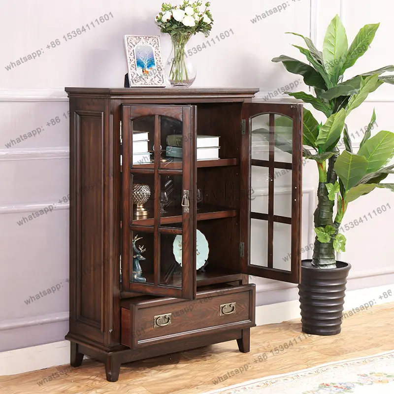 

Простой американский винный шкаф из массива дерева с двойными дверцами и стеклянной вставкой.