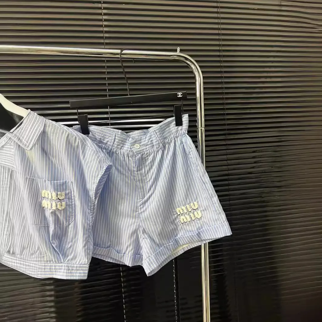 Conjunto de camisa corta y pantalones cortos de cintura alta, camisa con letras bordadas y bolsillo a rayas verticales, estilo dulce, primavera y verano, 2024