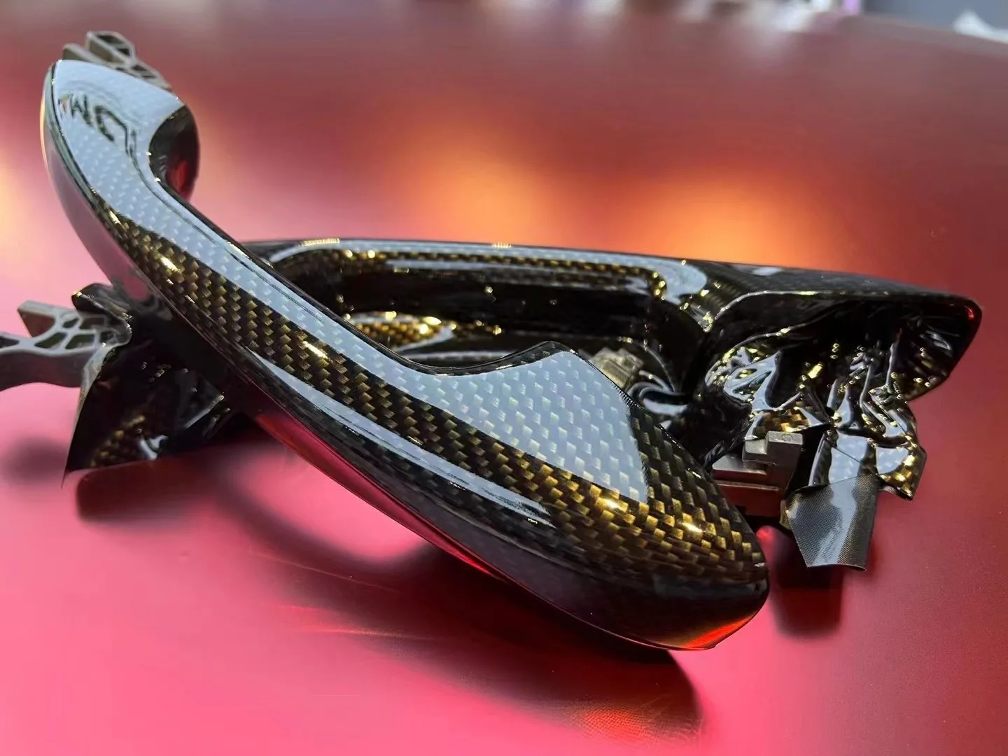 عالية اللمعان الذهب الأسود 8D ألياف الكربون سيارة التفاف لاصق غشائي لضبط السيارات ملصقات لاصق الفينيل لغطاء دراجة نارية الشارات