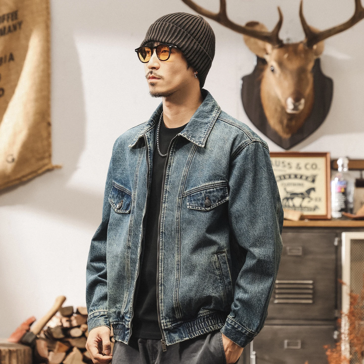 

Новая осенне-зимняя коллекция представляет собой ретро-модную брендовую джинсовую куртку в стиле пэчворк и моющуюся свободную куртку спецодежды.