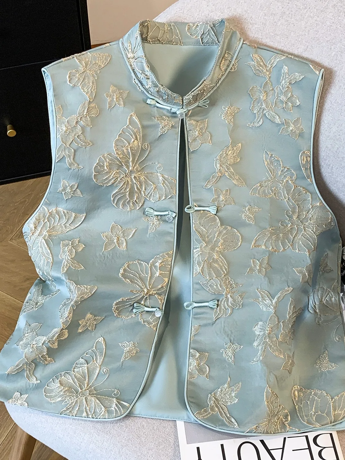 

Новый китайский атласный жилет с вышивкой, женская летняя легкая верхняя одежда, дизайн с воротником-стойкой и пуговицами