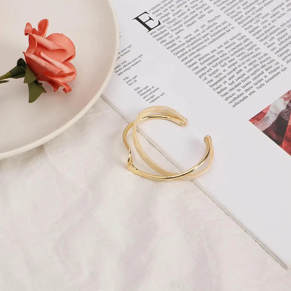 

Luxury Geometry Copper Curved White Shell Plate Bracelet Irregular Bangles