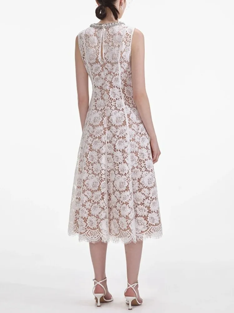 2025 Nuova moda estiva femminile pizzo scava fuori fiori abiti a metà polpaccio chic bordo perline o-collo slim fit elegante abito senza maniche